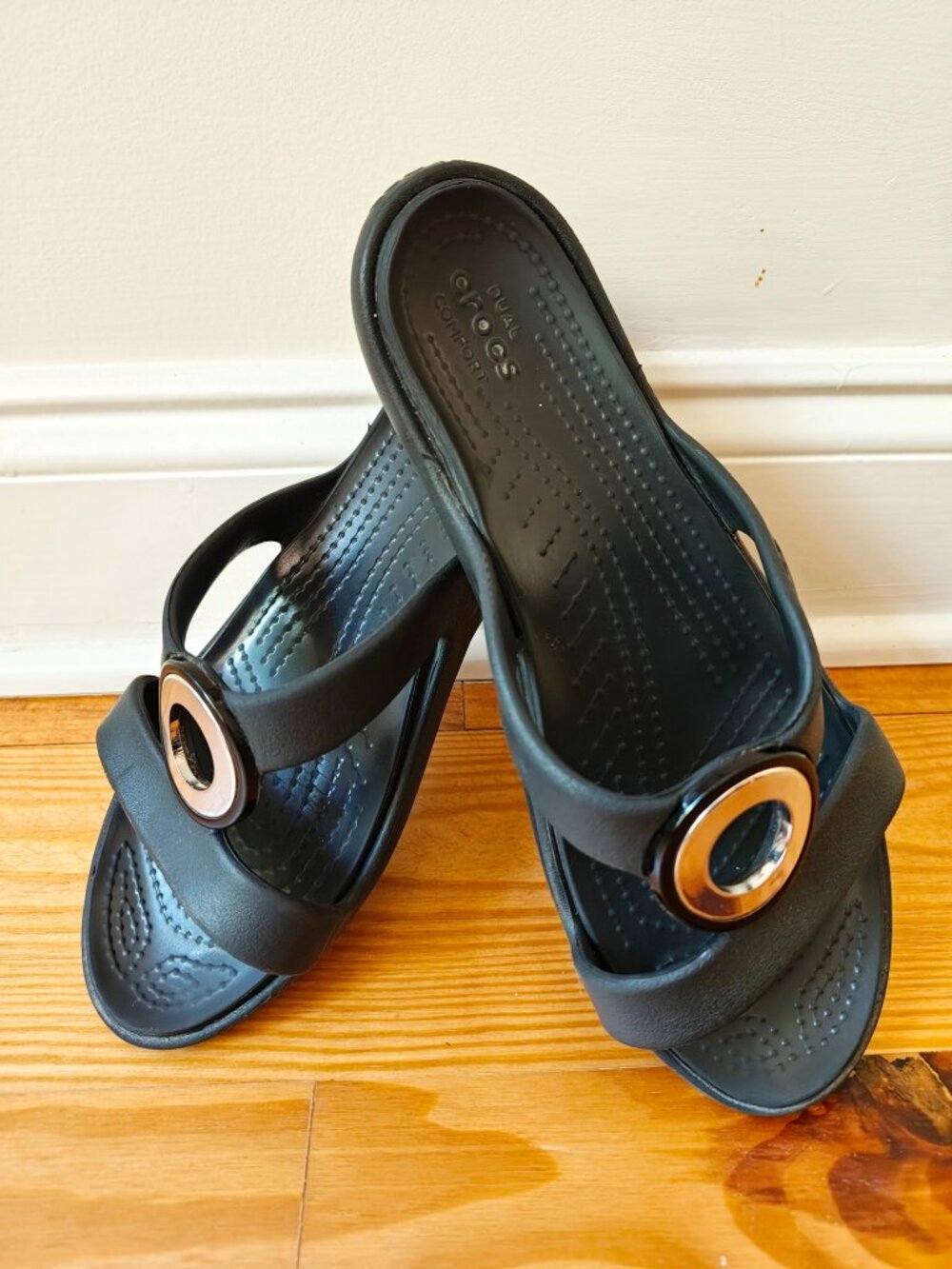 Crocs Sanrah Metal Circle Slide Sandal Womens 8 Black Comfort Slip On